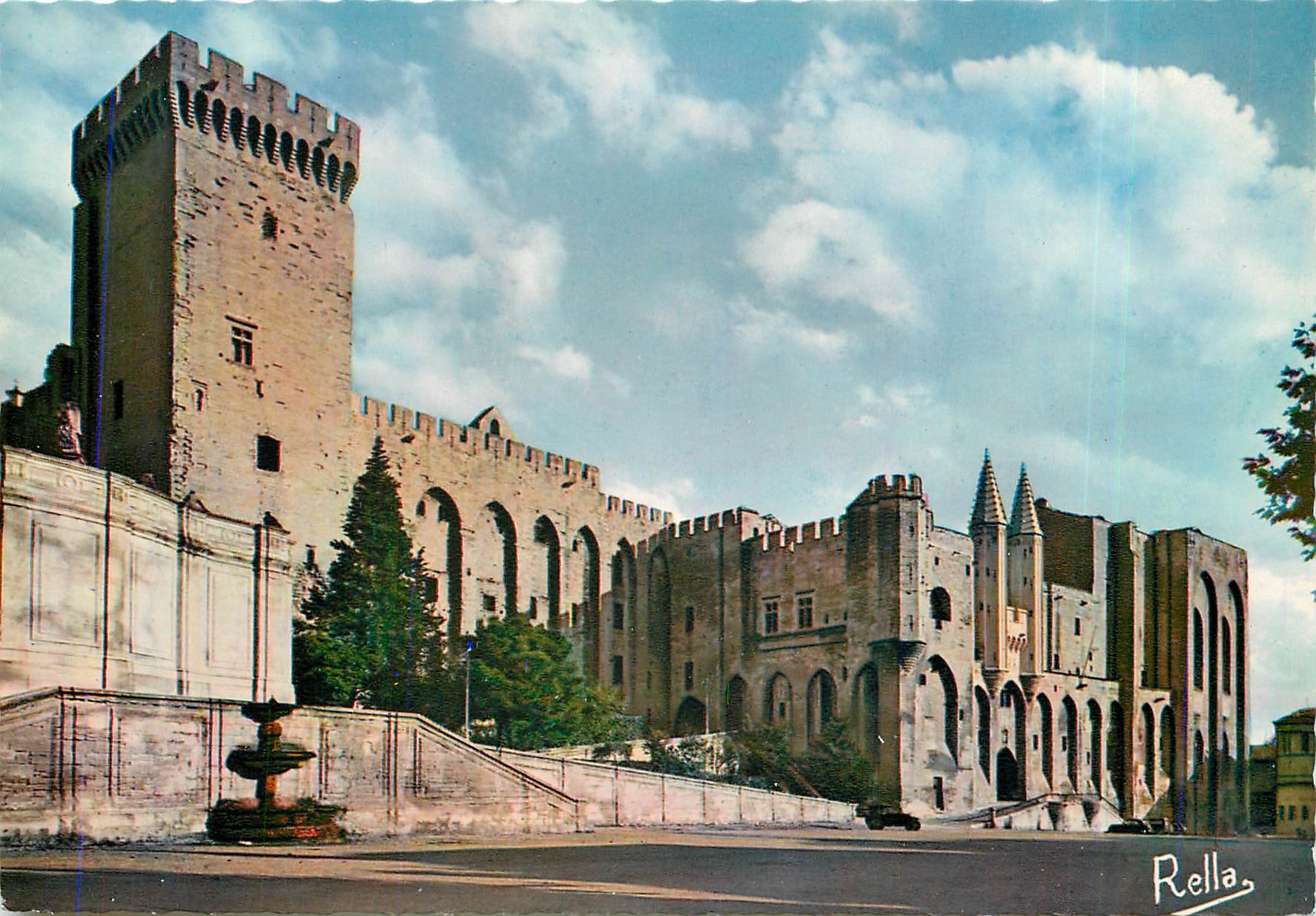 CPM Avignon Le Palais des Papes et Tour Campagne 