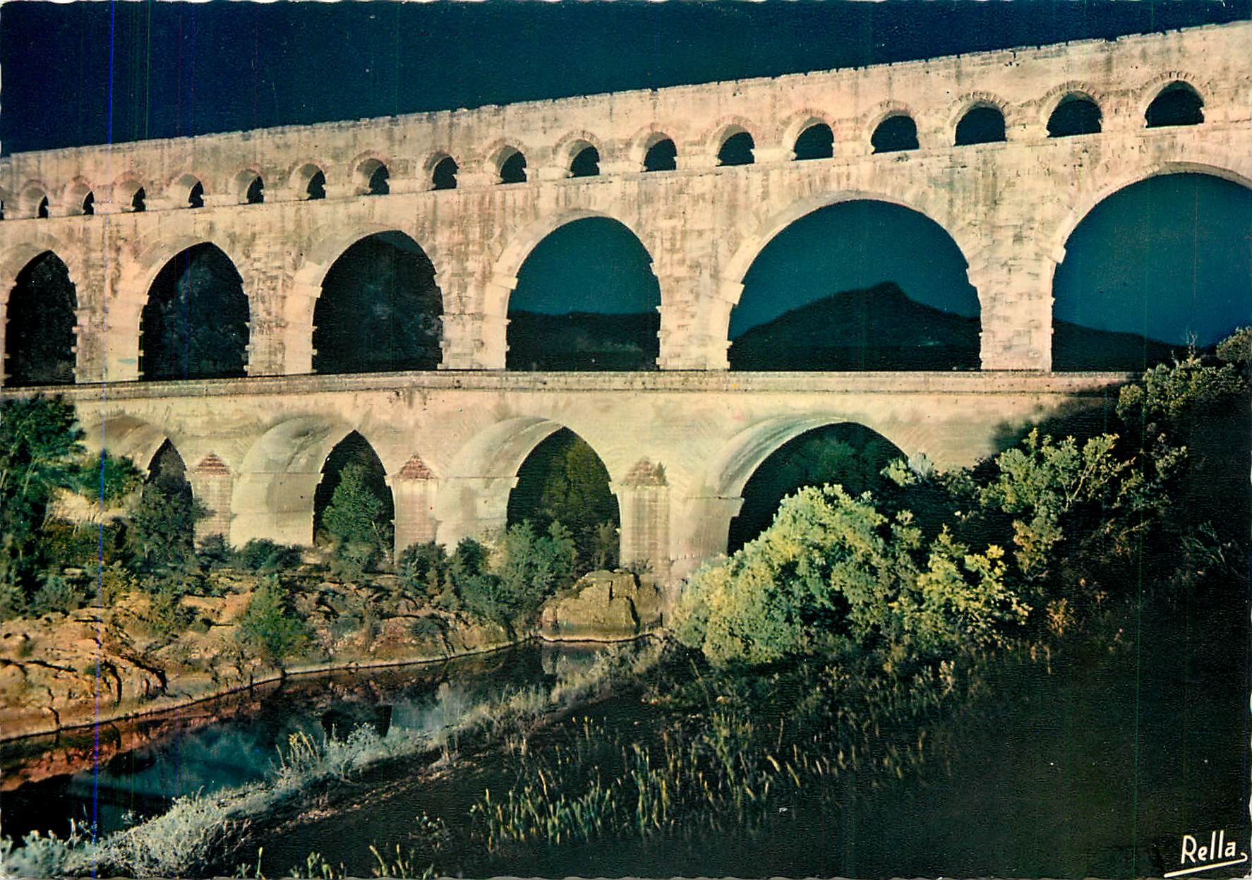 CPM Le Pont du Gard la nuit Aqueduc Romain 