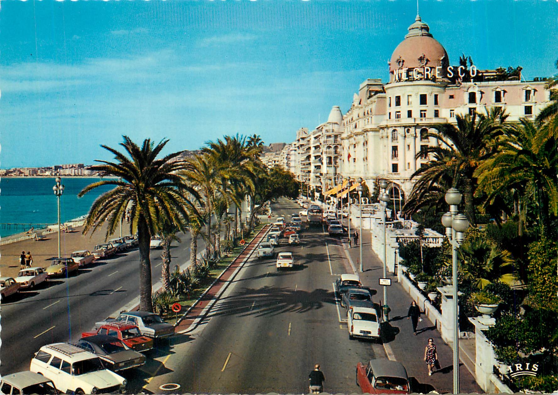 CPM Nice A Mmes La Promenade des Anglais et l'Hotel Negresco 