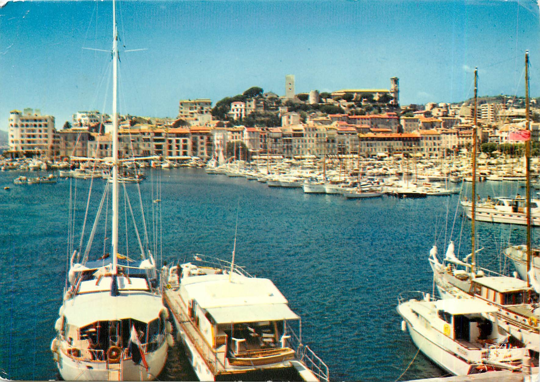 CPM Cannes Alpes Maritimes Le port le quai St Pierre et la colline du Suquet 