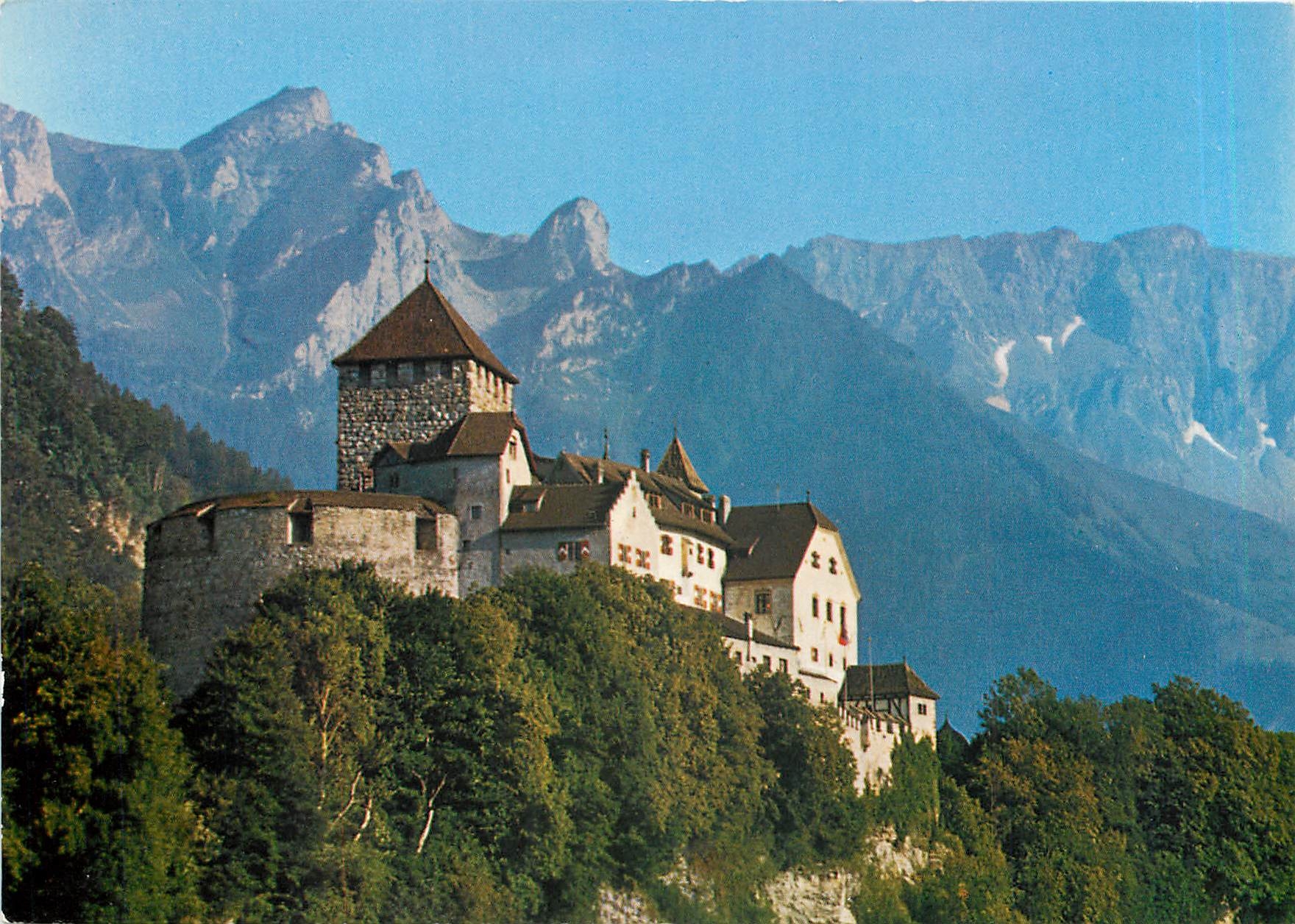 CPM Vaduz Furstentum Liechtenstein Schloss gegen Rappenstein und Falknis Castle of Vaduz 