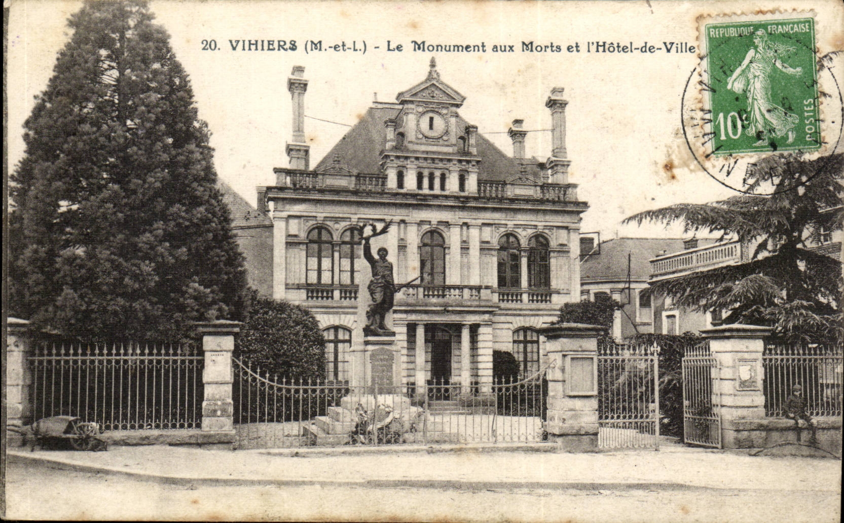 Vihiers CPA Le monument aux morts et l'hotel de ville