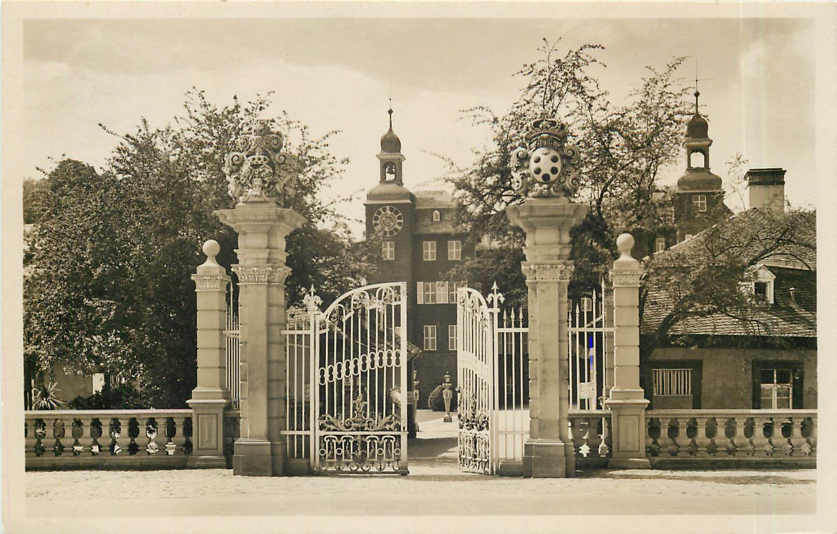 CPA Schwetzingen Deutschlands schonster Schlossgarten Eingang zum Schloss 