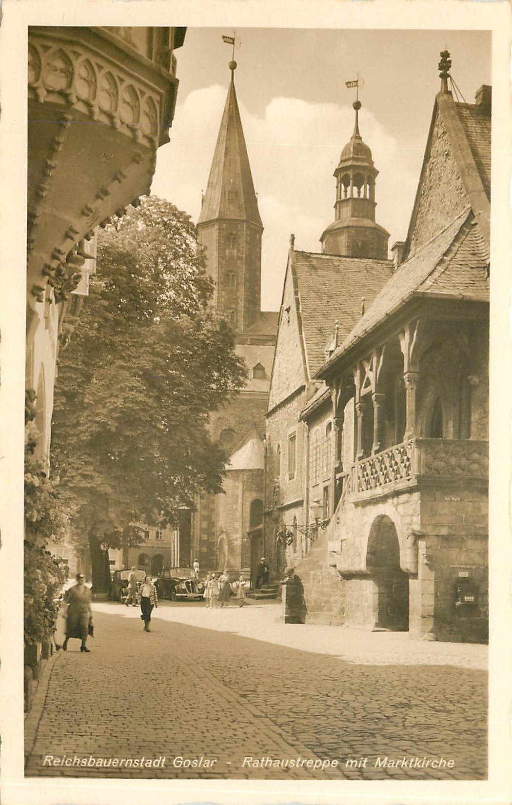 CPA Reichsbuernstadt Goslar Rathaustreppe mit Marktkirche 