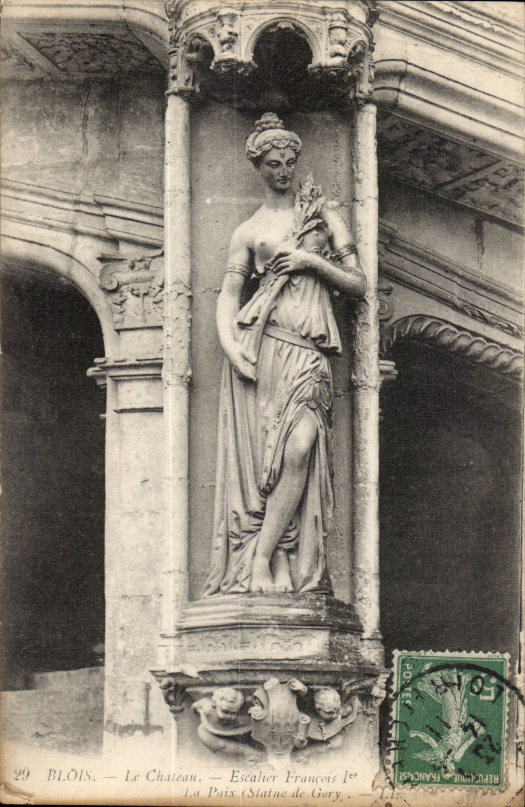 Blois CPA Le chateau Escalier Francois 1er La paix (statue de Gory)