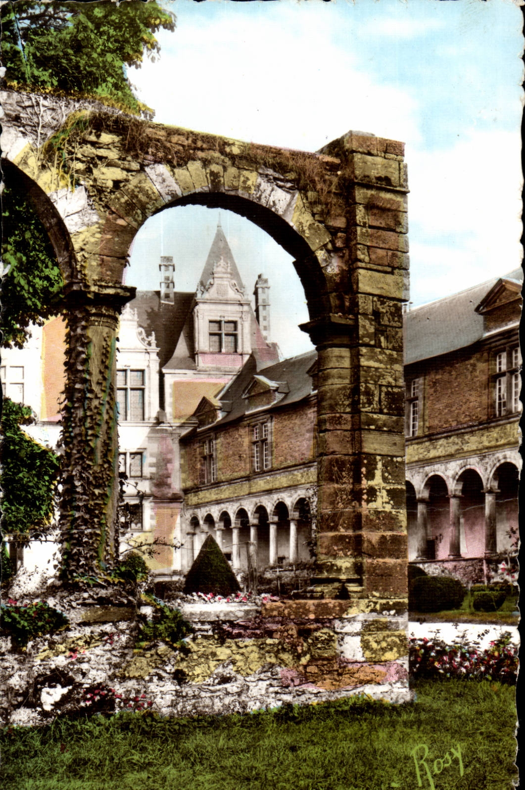 Chateaubriant CPA Le chateau Renaissance pris des Arcades