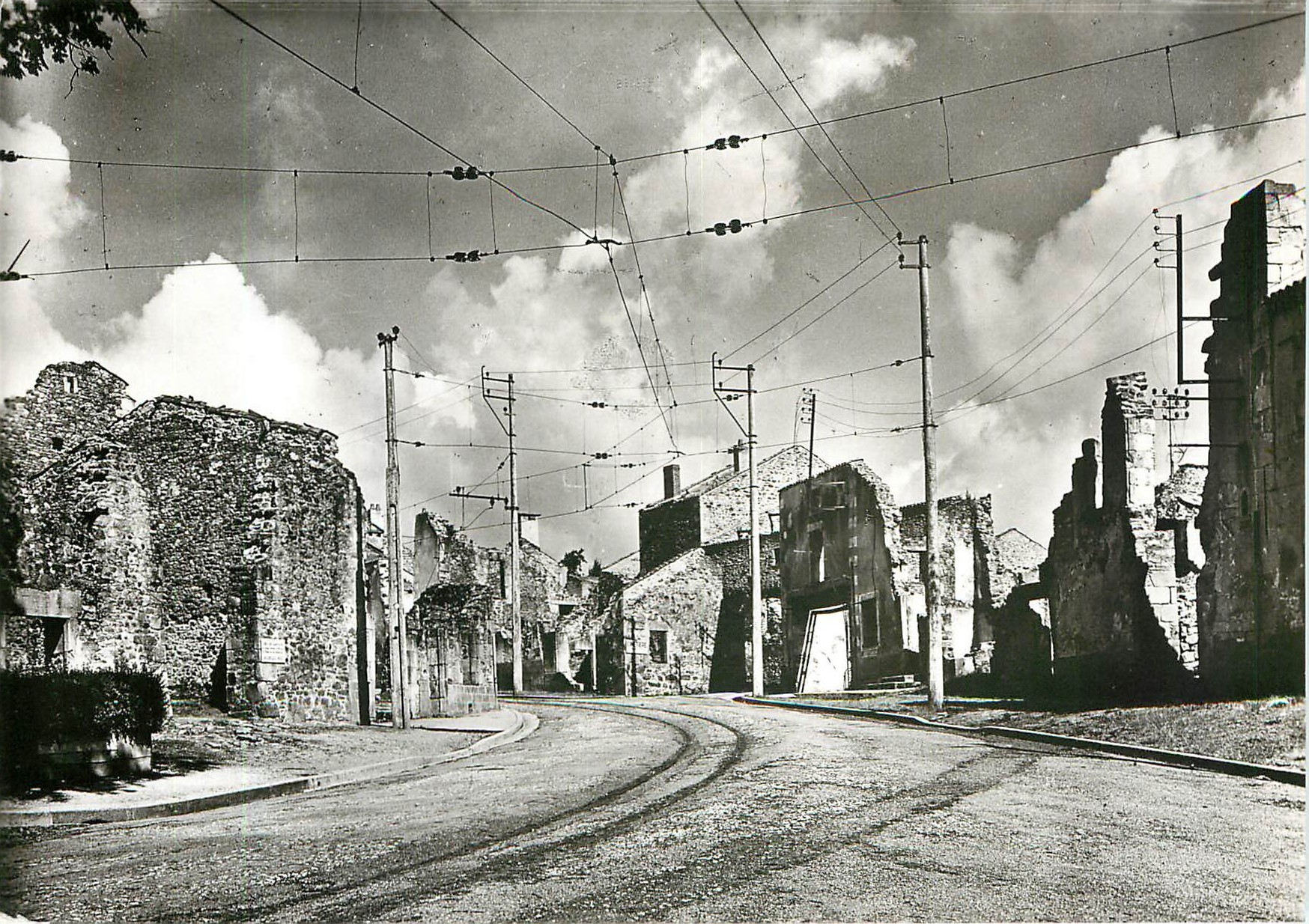 CPM Oradour sur Glane Hte Vienne Entre de Bourg 