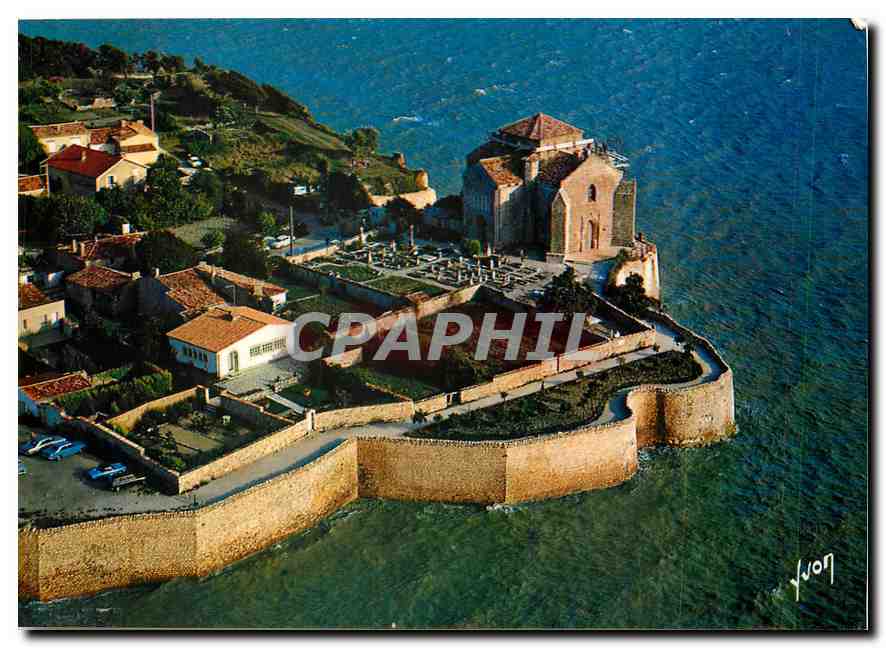 CPM Talmont Charente Maritime A droite l'Eglise romane 