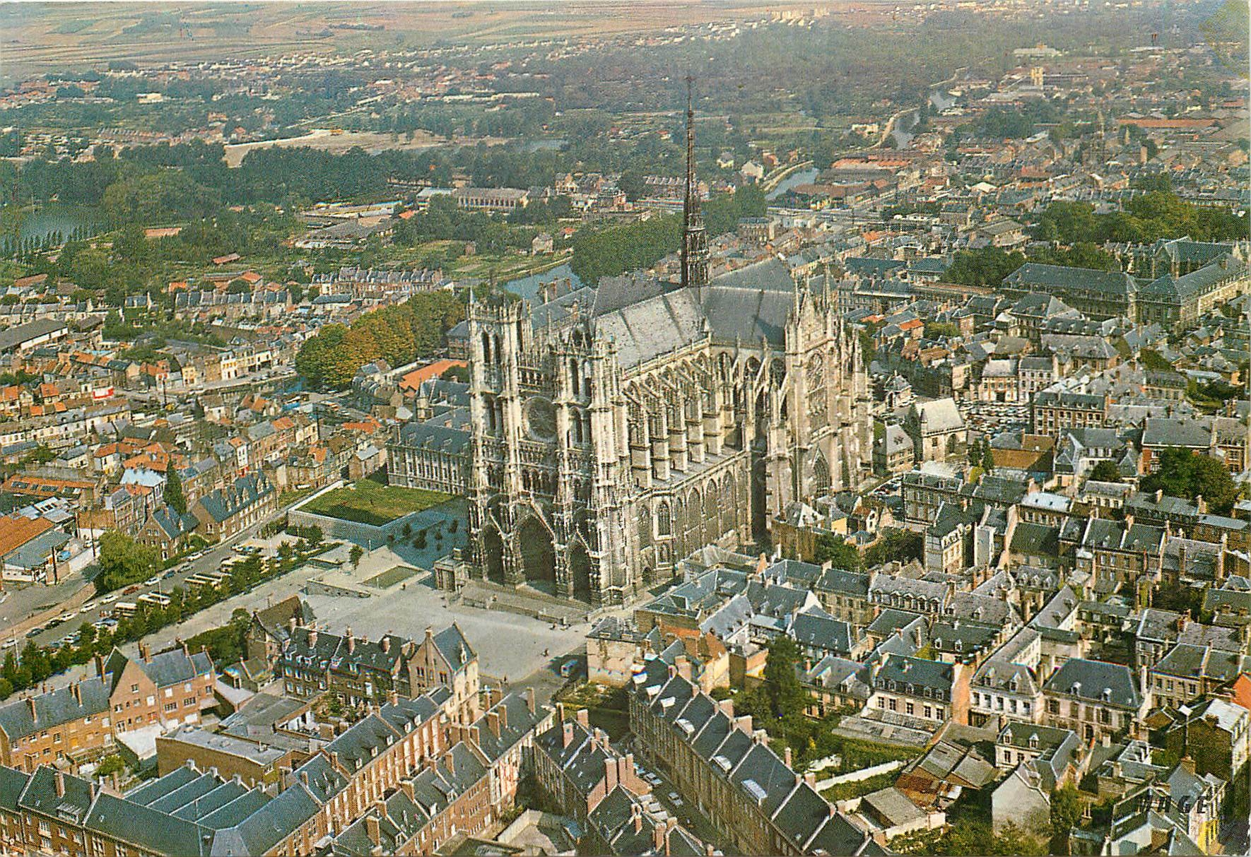 CPM Amiens Somme La Cathedrale Vue aerienne 