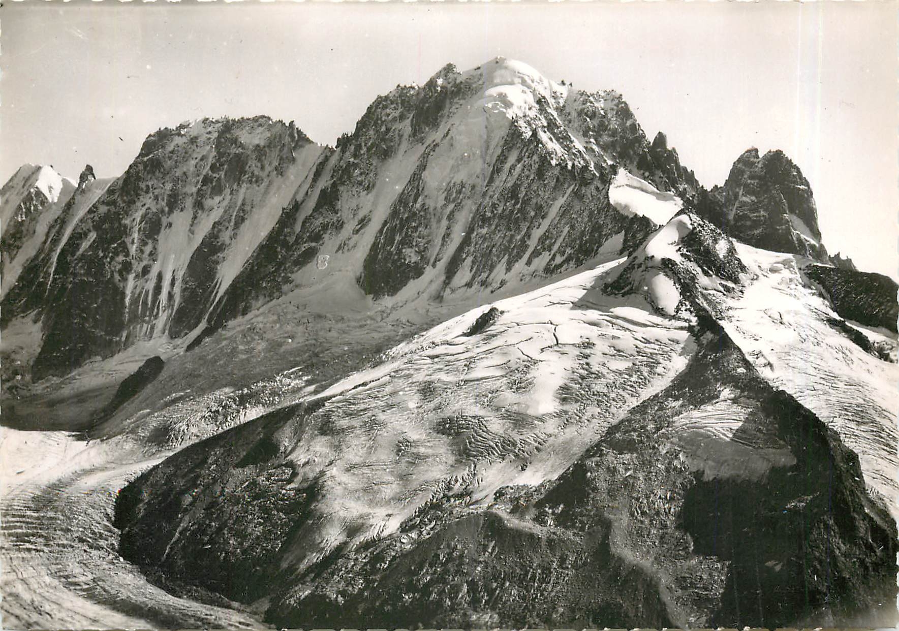 CPM Massif du Mont Blanc Le Glacier d'Argentiere et de gauche a droite les Courtes 