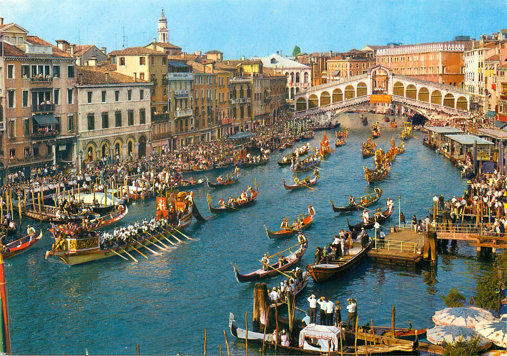 CPM Venezia Le Grand Canal et Pont de Rialto Regate Historique 