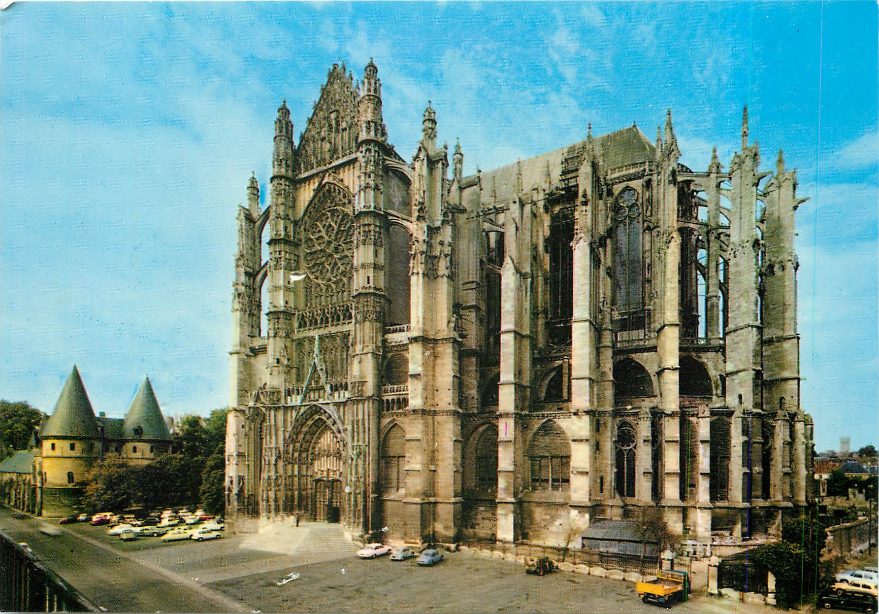 CPM Beauvais Oise La Cathedrale St Pierre Les Tours du Palais de Justice 