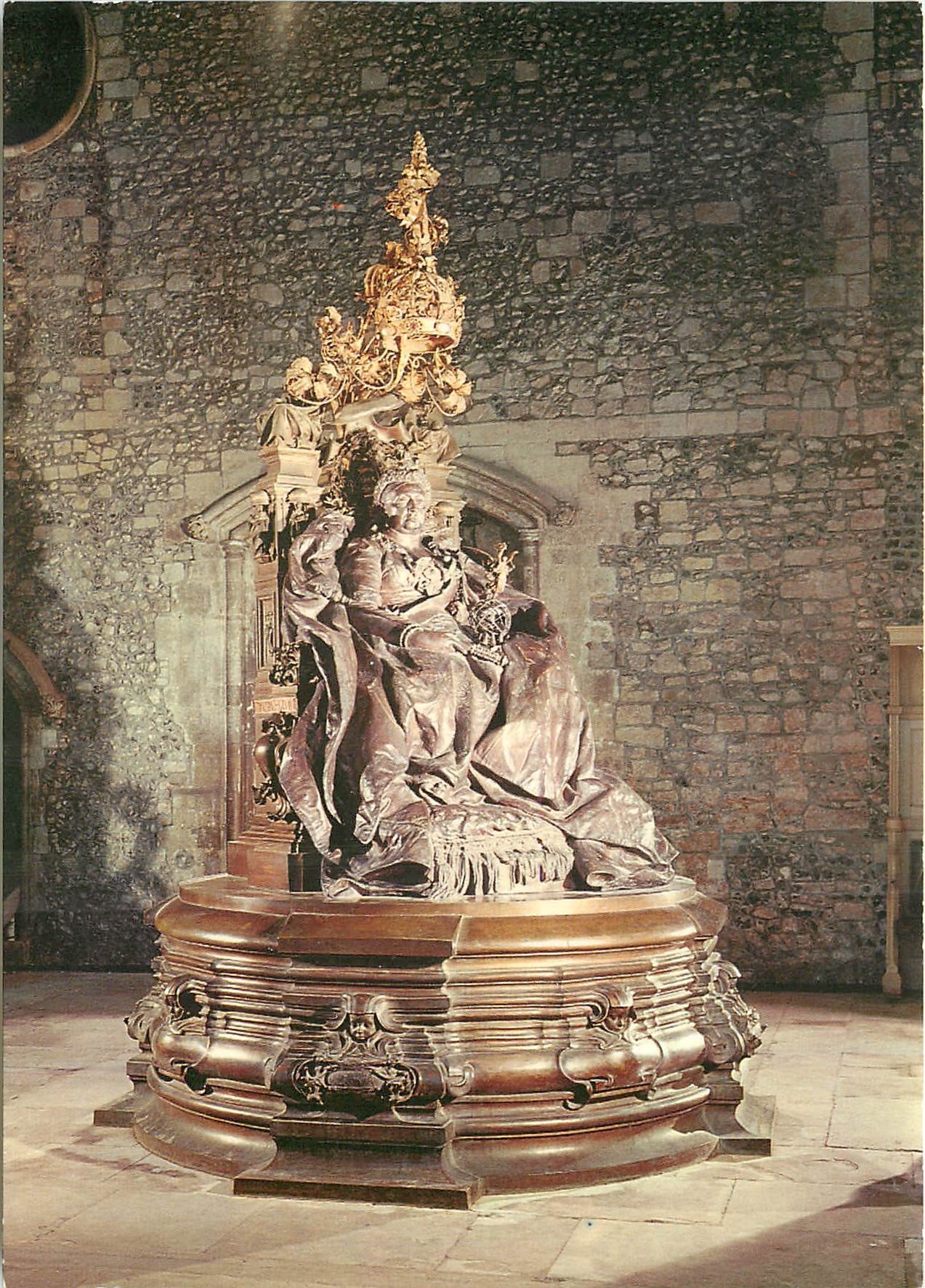 CPM The Great Hall of Winchester Castle Bronze statue of Queen Victoria 