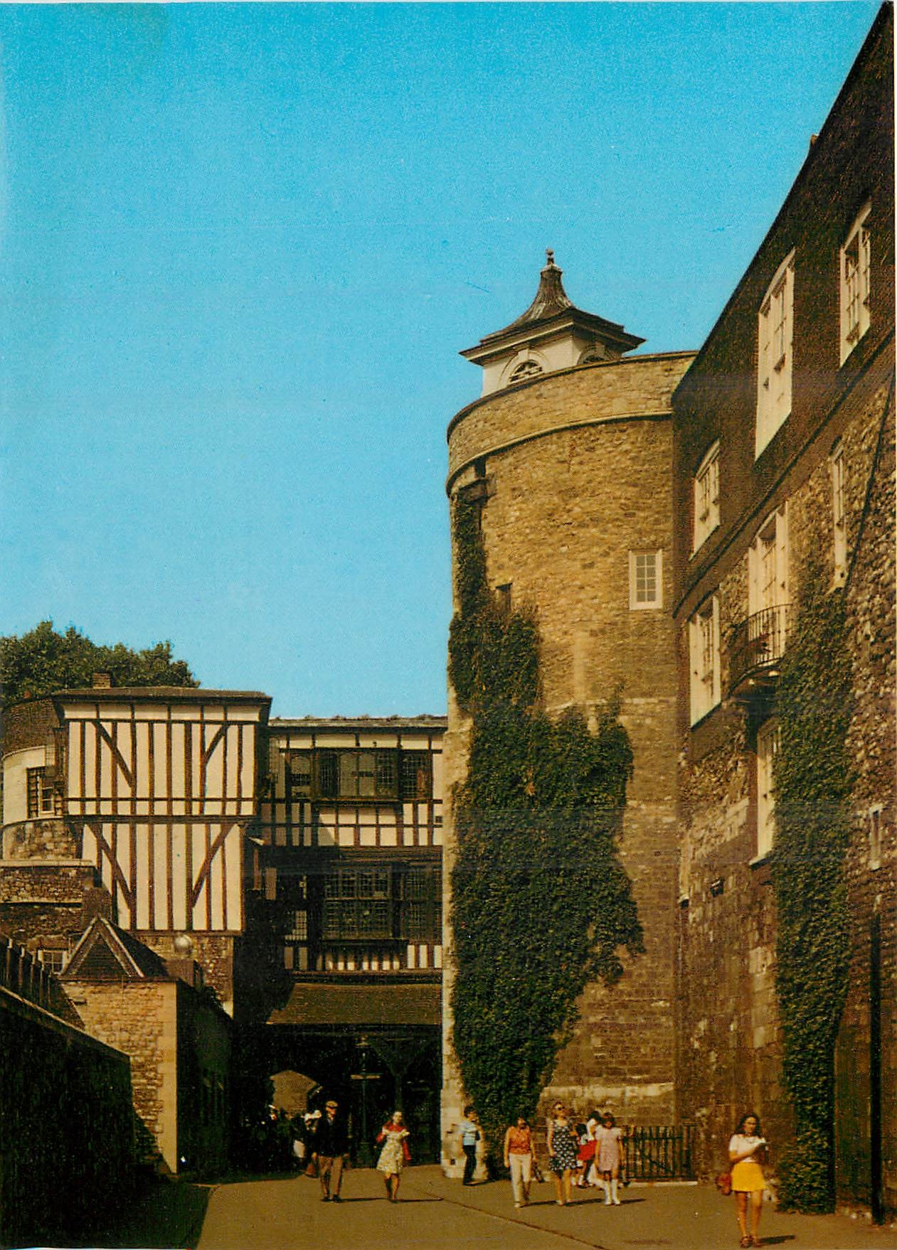 CPM La Tour de Londres Les Tours de Bell et de Byward 