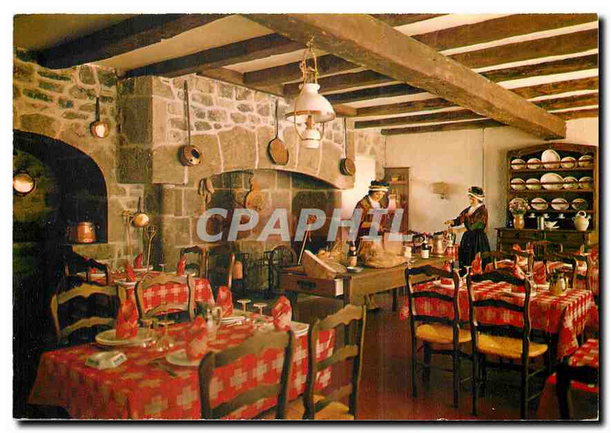 CPM Auvergne Folklore et traditions Interieur d'une auberge auvergnate son Cantou et son Vaissellier