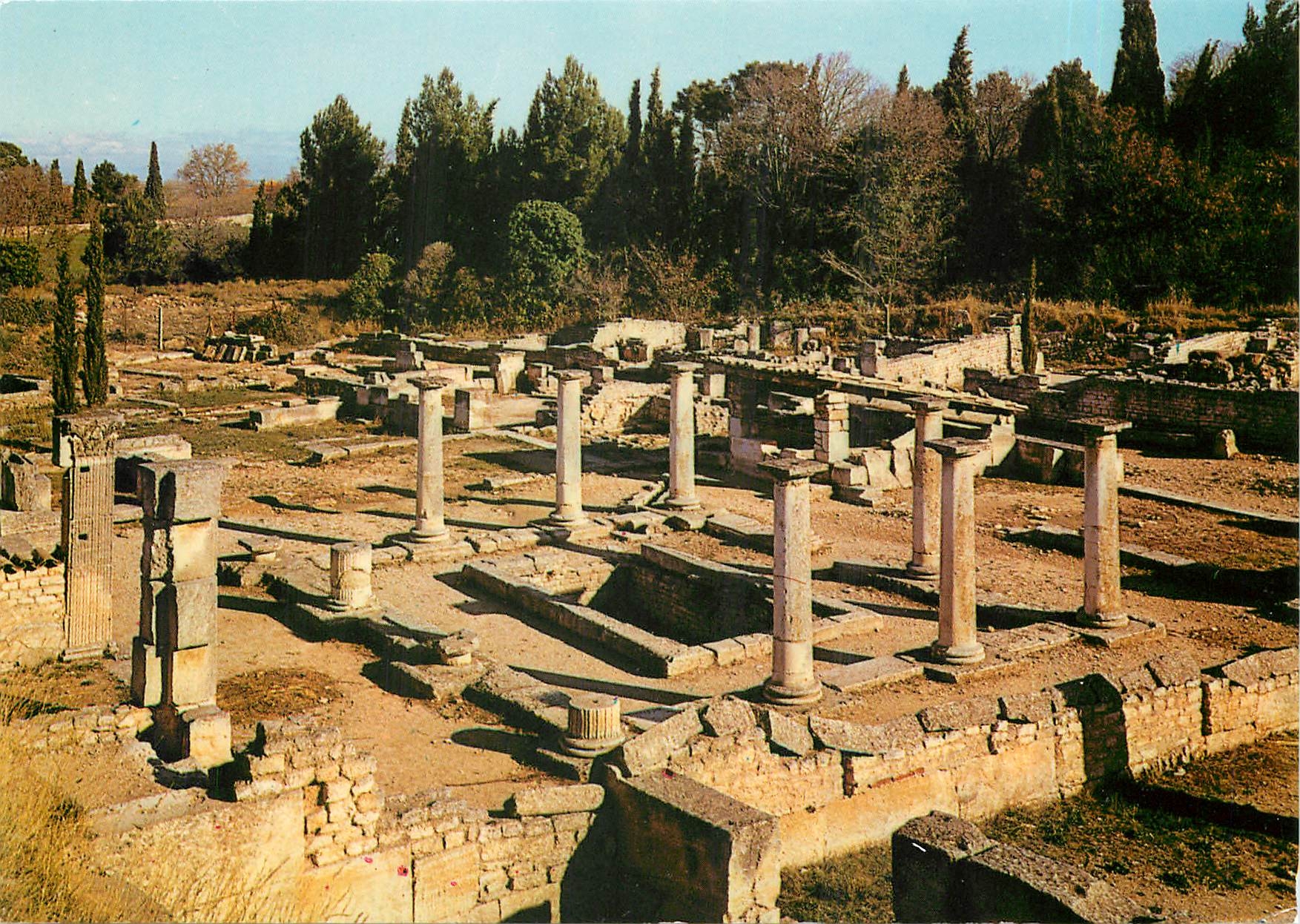 CPM Saint Remy de Provence Glanum Peristyle et citerne de la Maison des Antes 