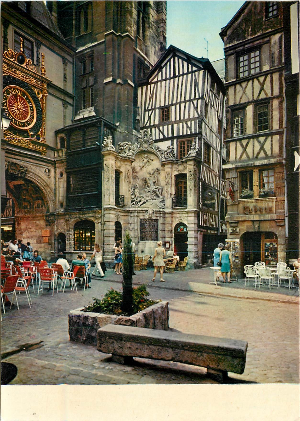 CPM Rouen Seine Maritime Au pied du Beffroi et du Gros Horloge tres belle fontaine