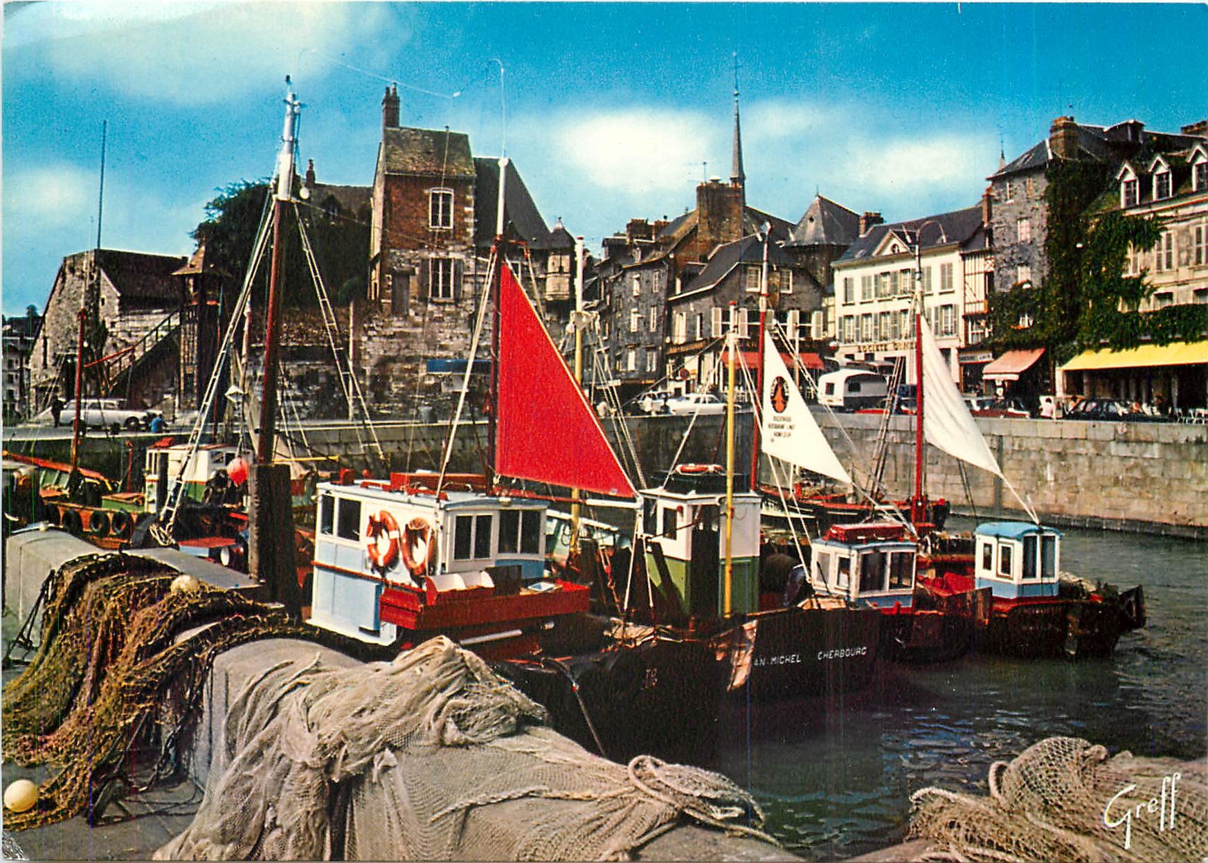 CPM Honfleur Calvados L'avant port devant la Lieutenance Bateaux de peche