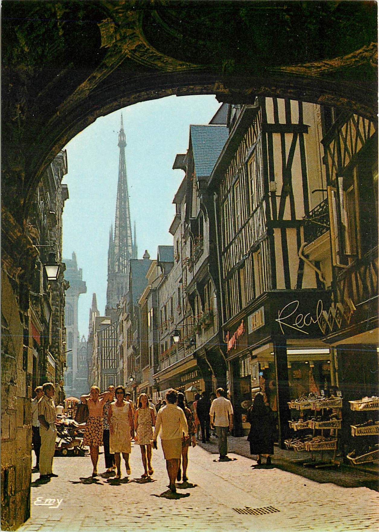 CPM Rouen Seine Maritime La rue du Gros Horloge 