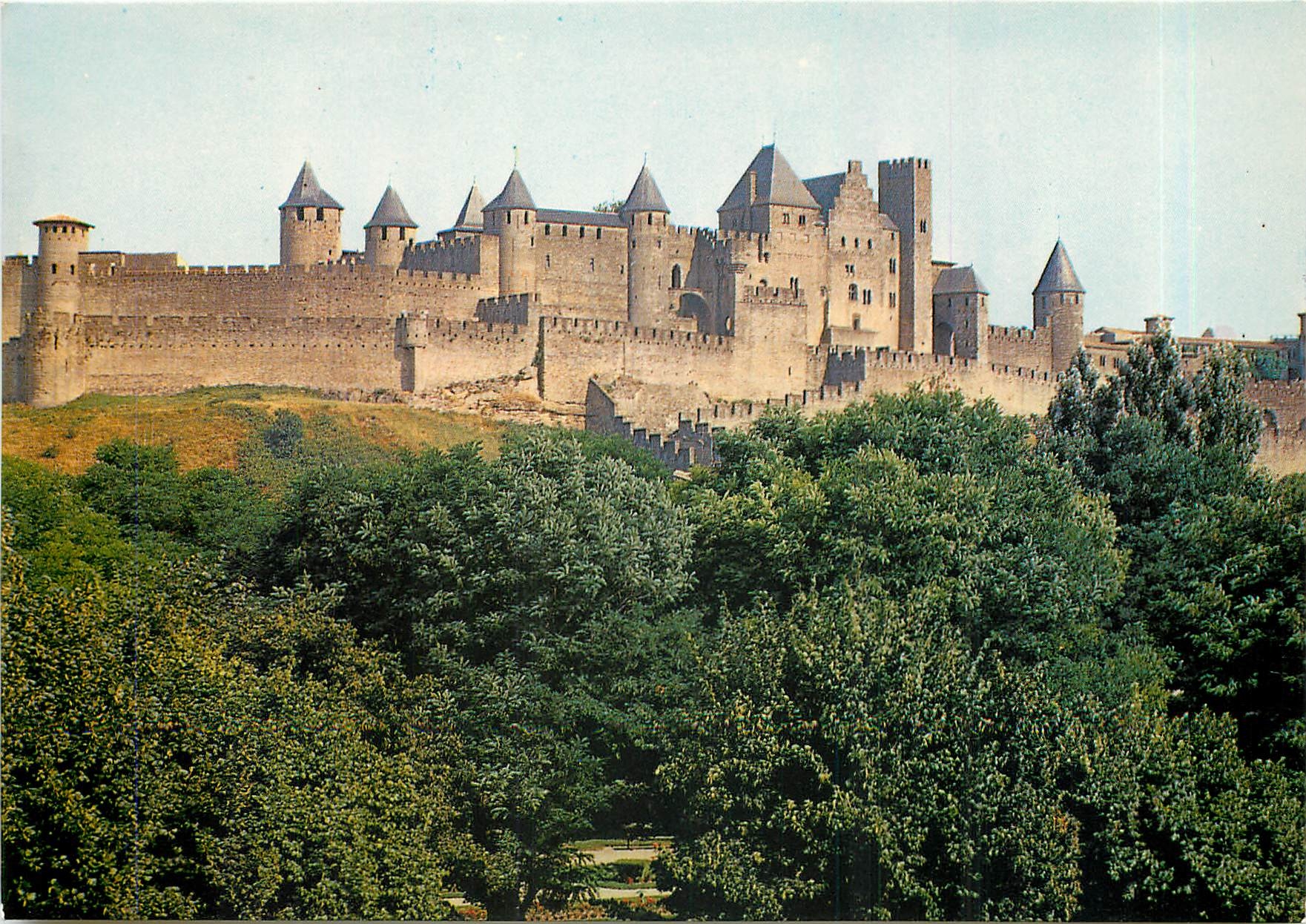 CPM Carcassonne Aude Vue exterieure des Remparts de la Cite et ses nombreuses Tours 