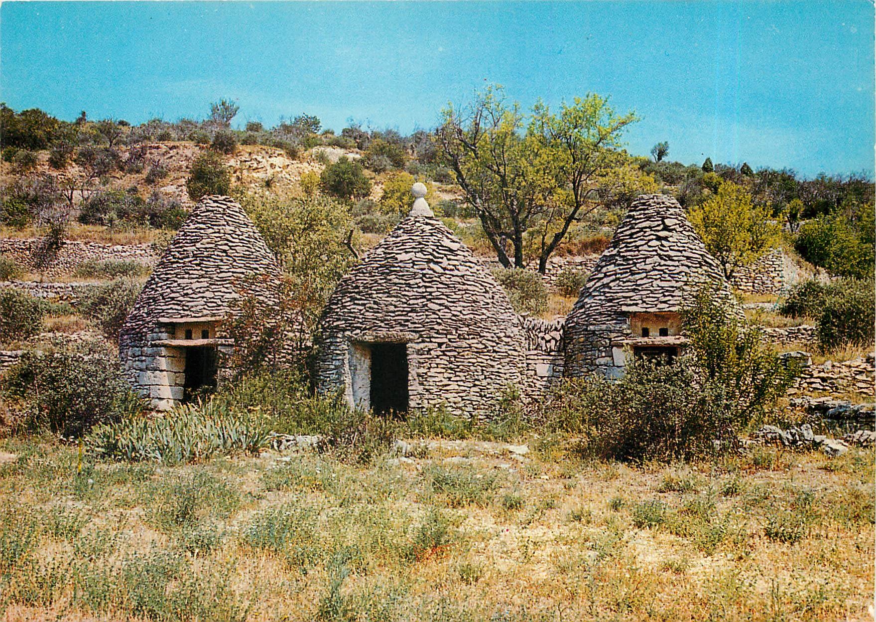 Maisonnettes de pierres sèches appelées "BORI" en provençal — Les beaux sites de Provence — Éditions S.L. Lyon