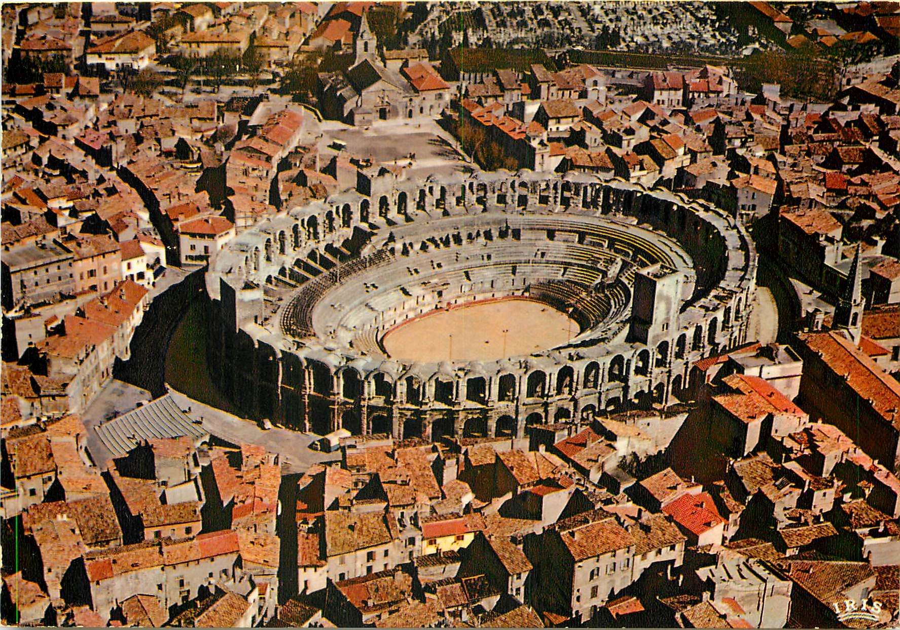 Arles — Vue aérienne des Arènes — Éditeur IRIS