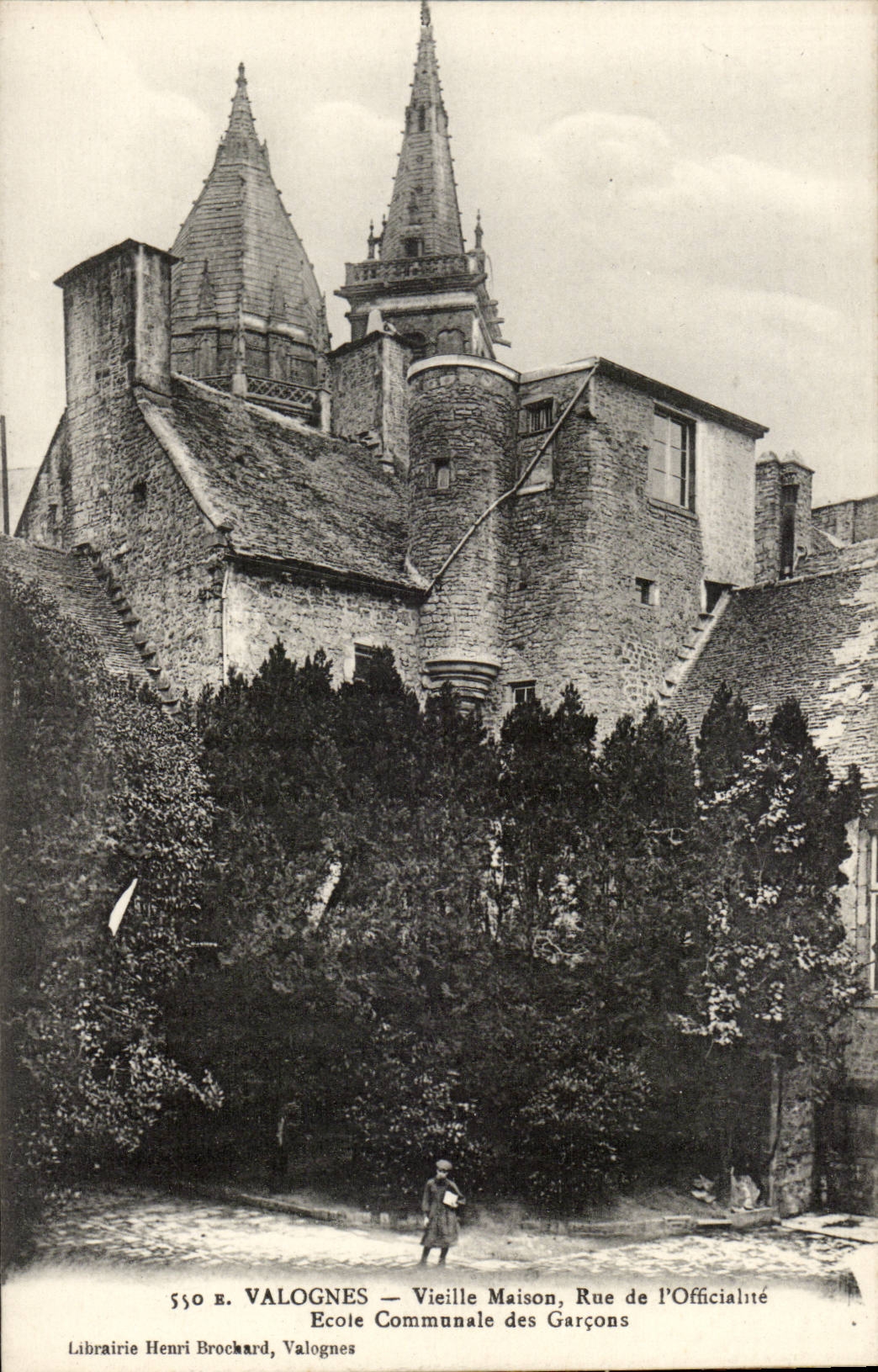 Valognes — Altes Haus, Rue de l'Officialité — Gemeinschaftsschule für Jungen — Buchhandlung Henri Brockard