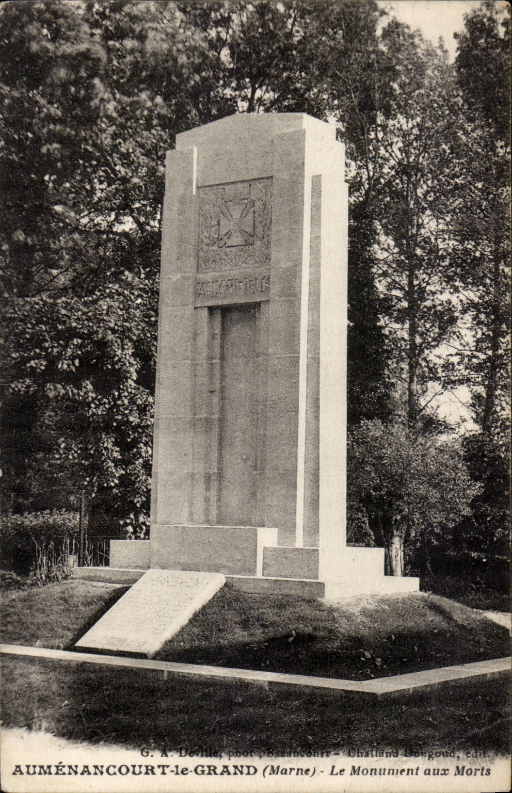 Aumenancourt le Grand CPA Le monument aux mort