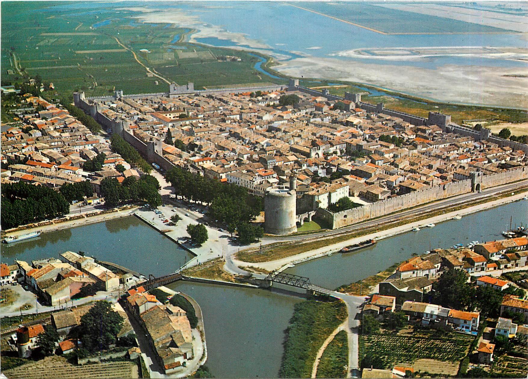 CPM Aigues Mortes (Gard) ''La Ville du Roi Saint Louis'' Vue generale sur la Cite