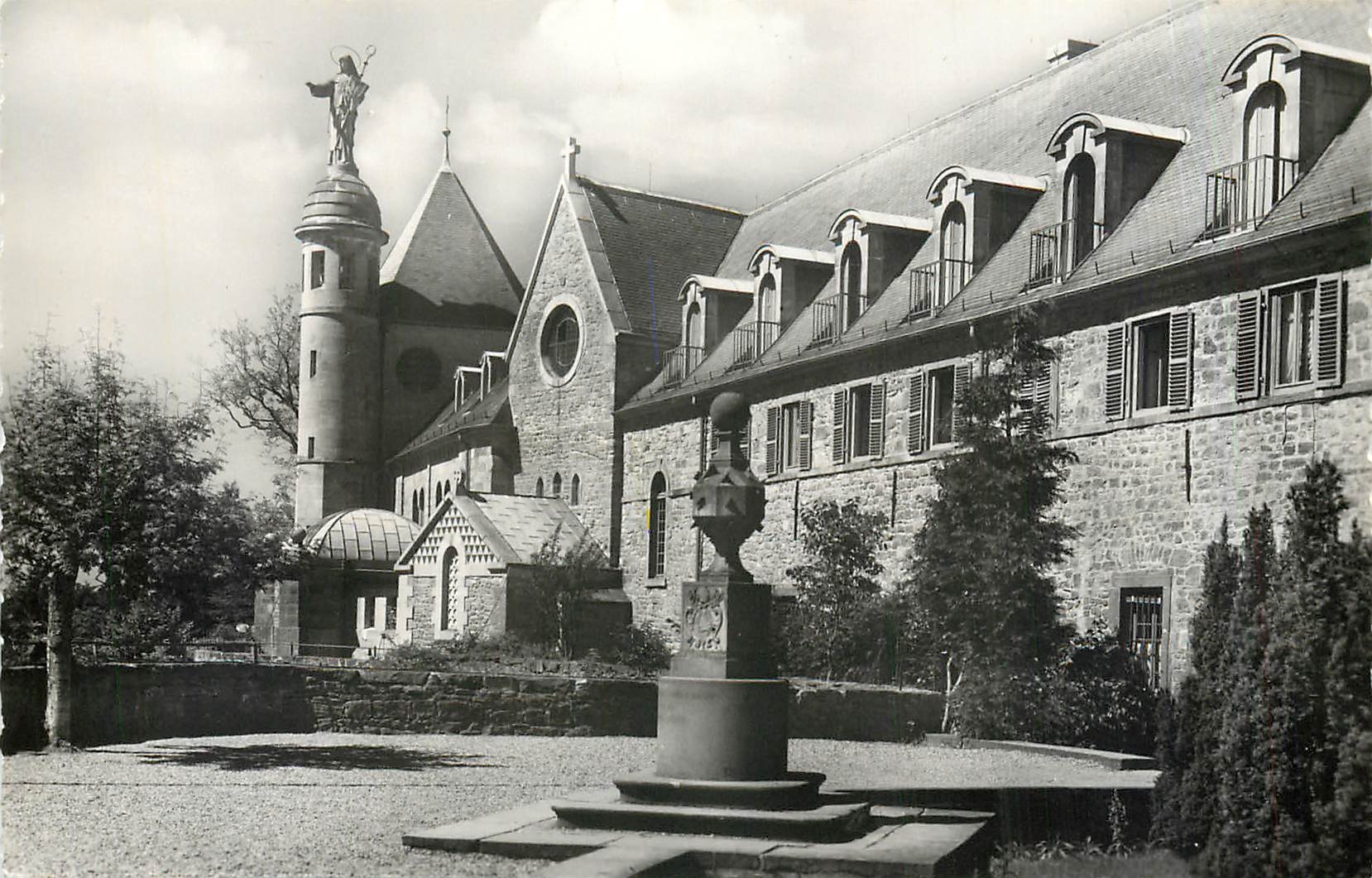 CPM Monastere du Mont Ste Odile FAcade Est et statue de la Sainte