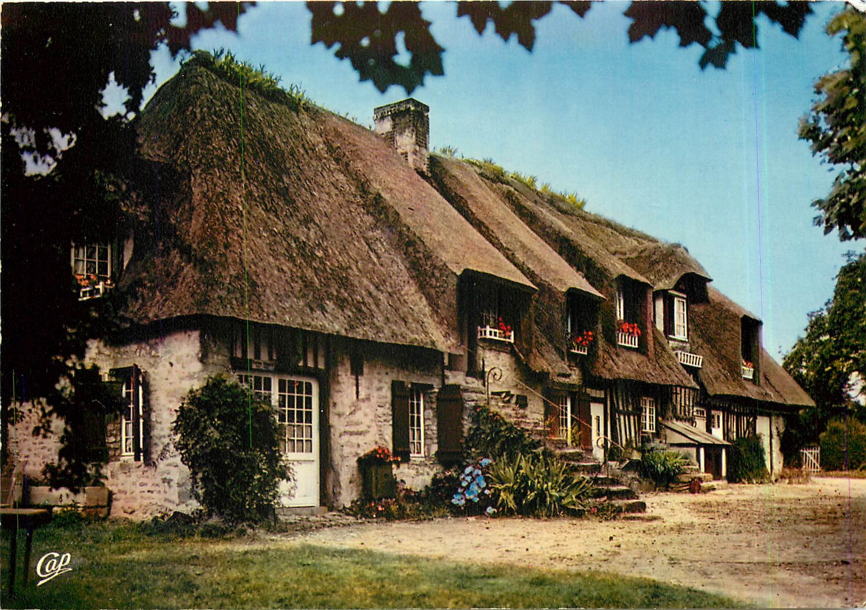 CPM La Luxuriante Normandie 1545 - En vallee d'auge Maison Normande au toit de chaume