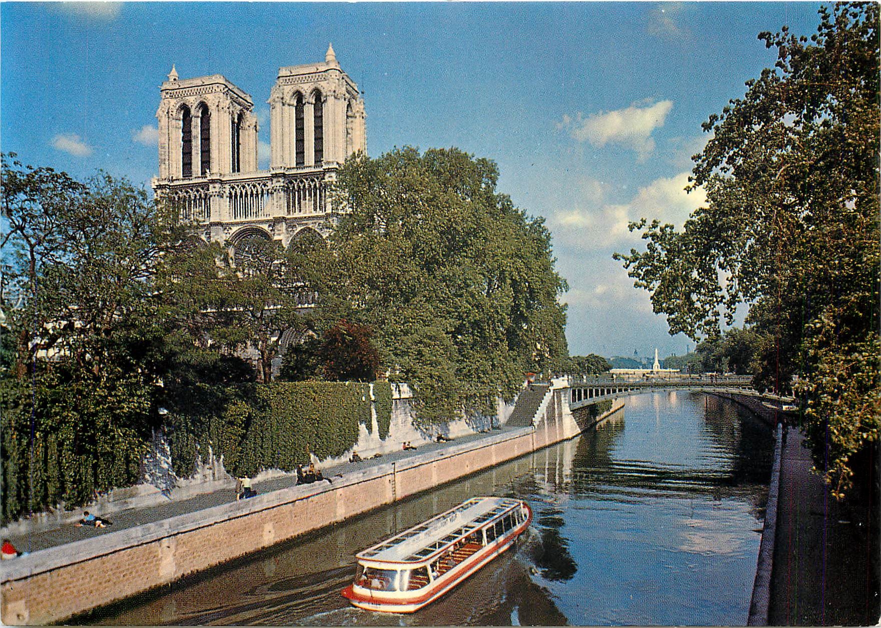 CPM Paris Notre-Dame la Seine et un Bateau-Mouche