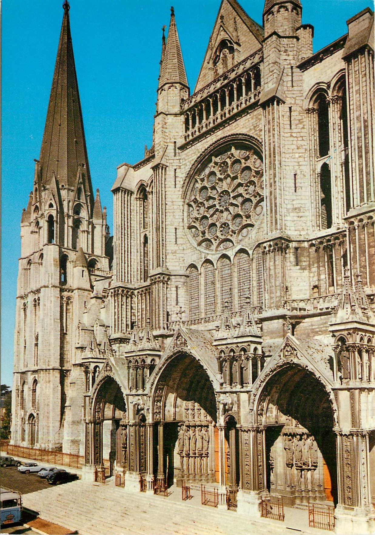 CPM Cathedrale de Chartres Portail Sud (XIIIe siecle) Tour et fleche (XIIe siecle)