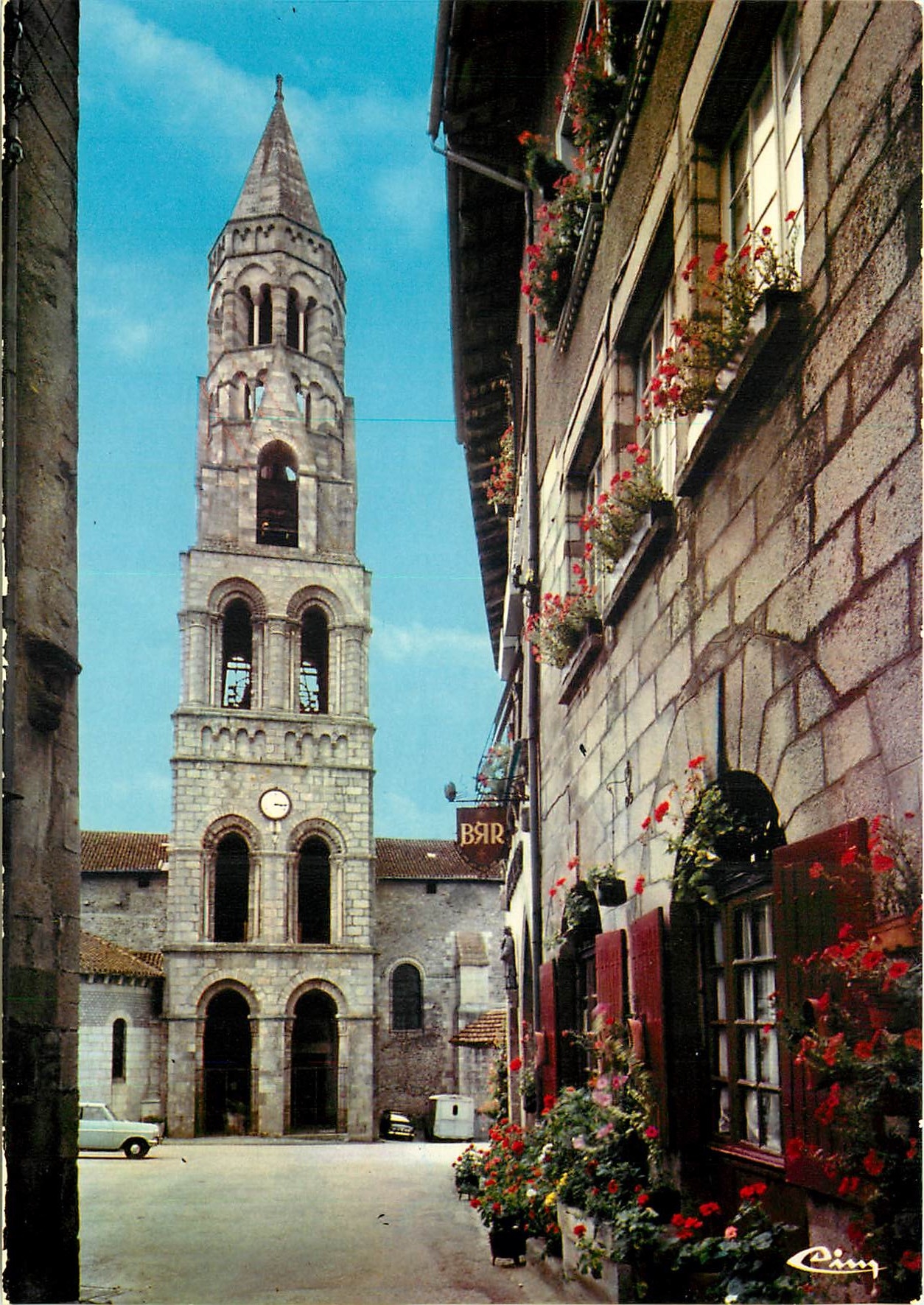 CPM St-Leonard-de-Noblat L'eglise - Clocher du XIe s. Vieille Maison