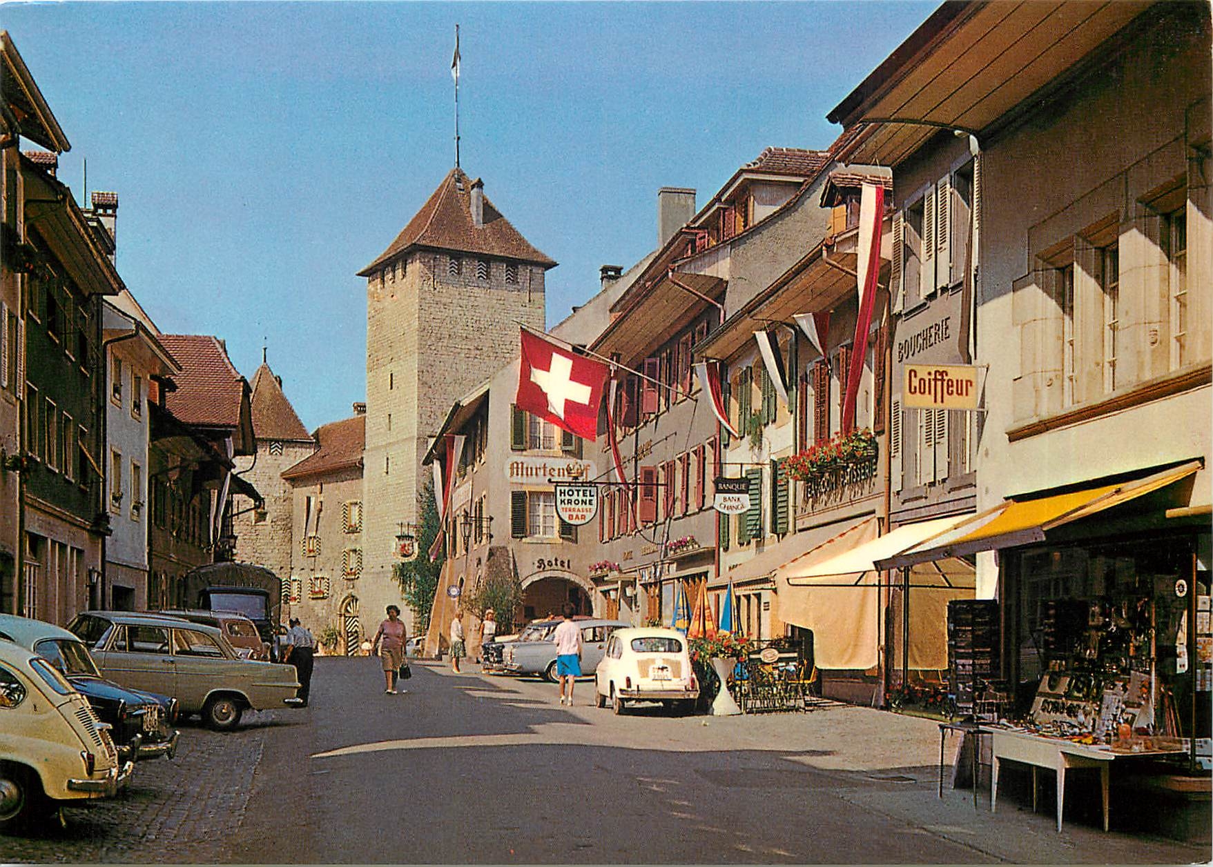 CPM Morat Le Chateau et rue de l'Hotel-de-Ville Coiffeur