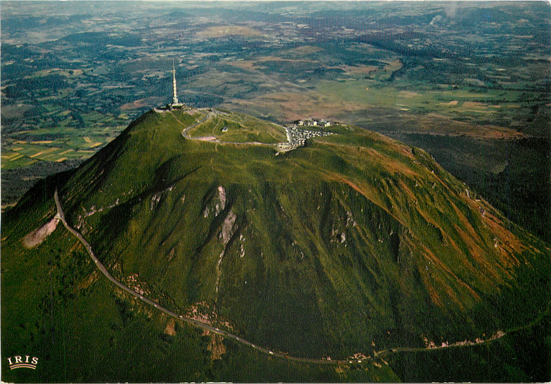 Le Puy-de-Dôme — Vue aérienne du sommet et de la route — IRIS