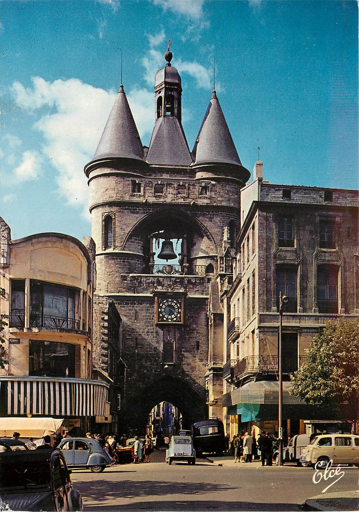 CPM Bordeaux La Grosse Cloche (ancien Hotel de Ville) a droite l'Eglise St-Eloi XIIe au XVe siecle a
