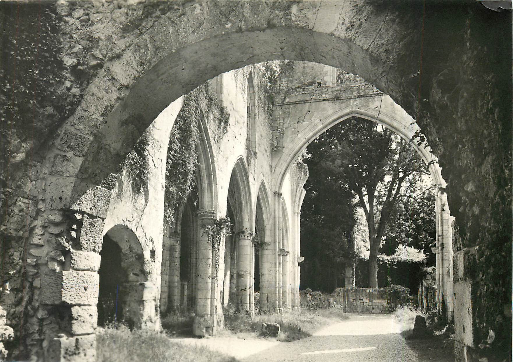 CPM Jumieges Ruines de l'abbaye Eglise Saint-Pierre