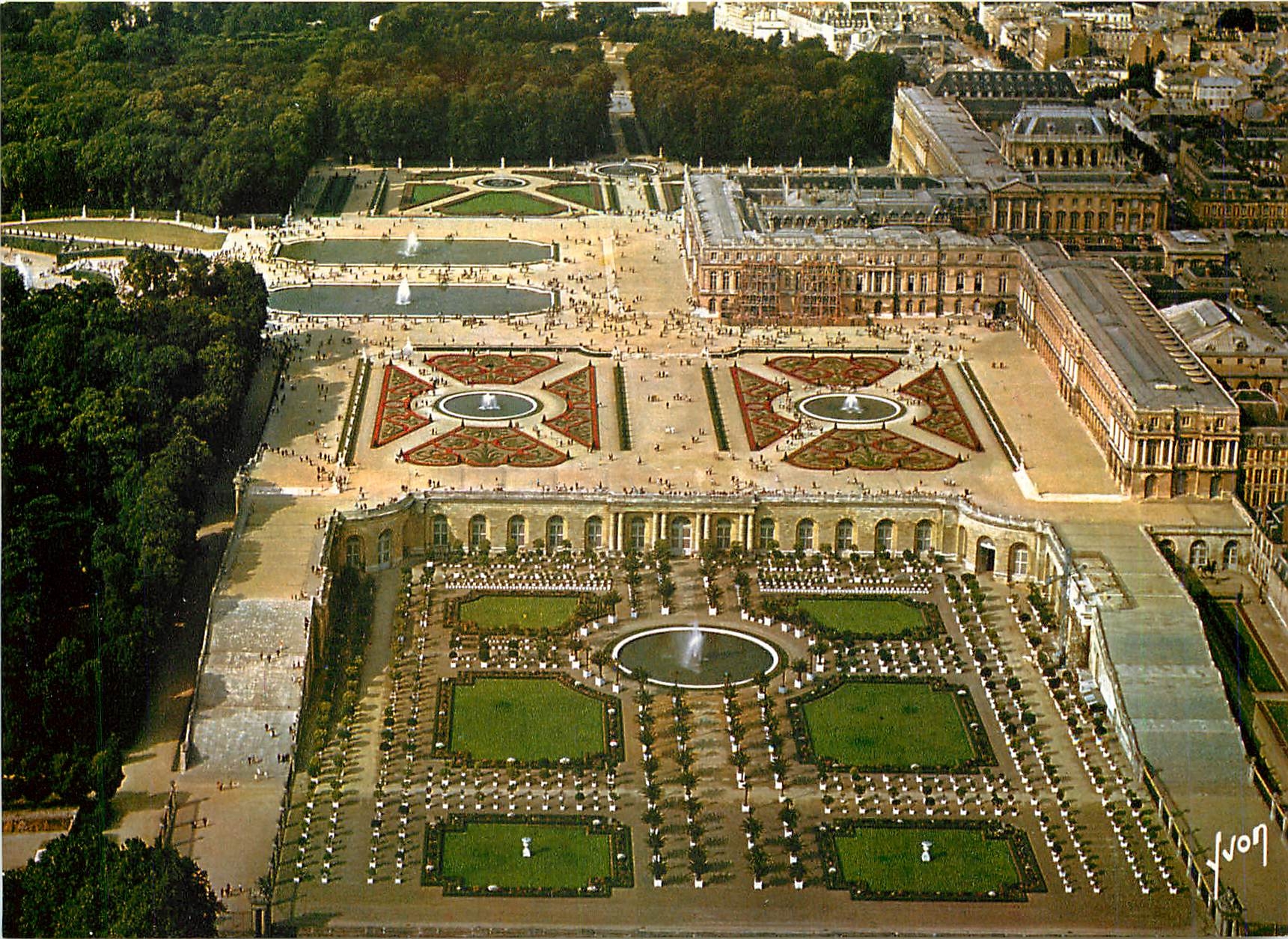 CPM Chateau de Versailles L'Orangerie les Escaliers des Cent Marches et le Palais