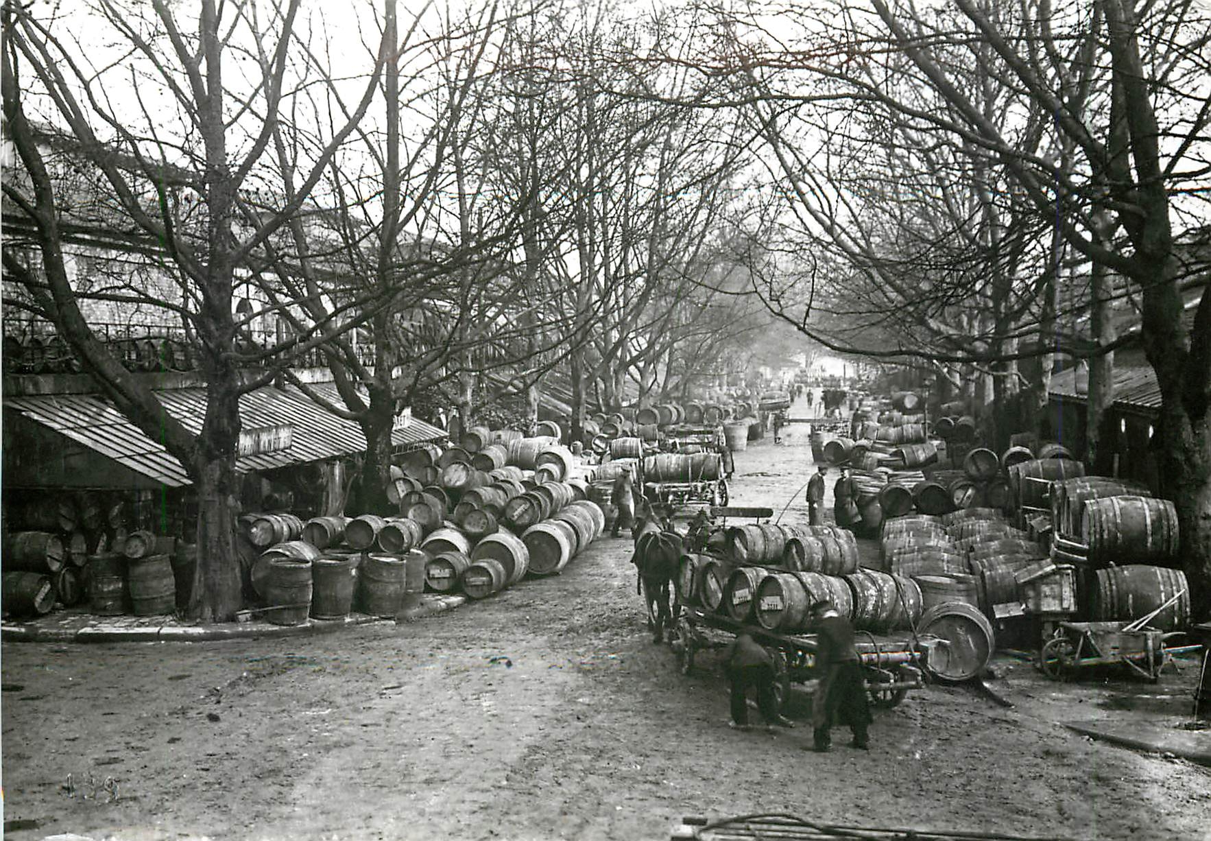 CPM Paris 1900 La Halle au vin