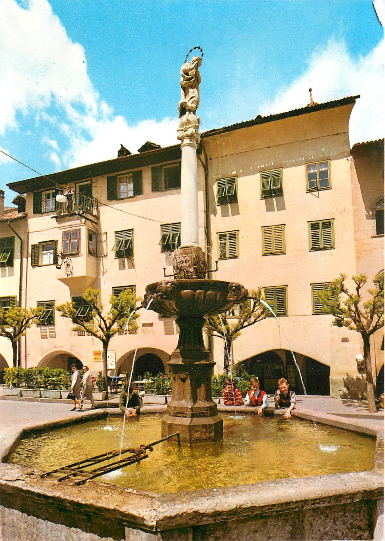 CPM Caldaro (m. 424) - Fontana sulla Piazza Principale