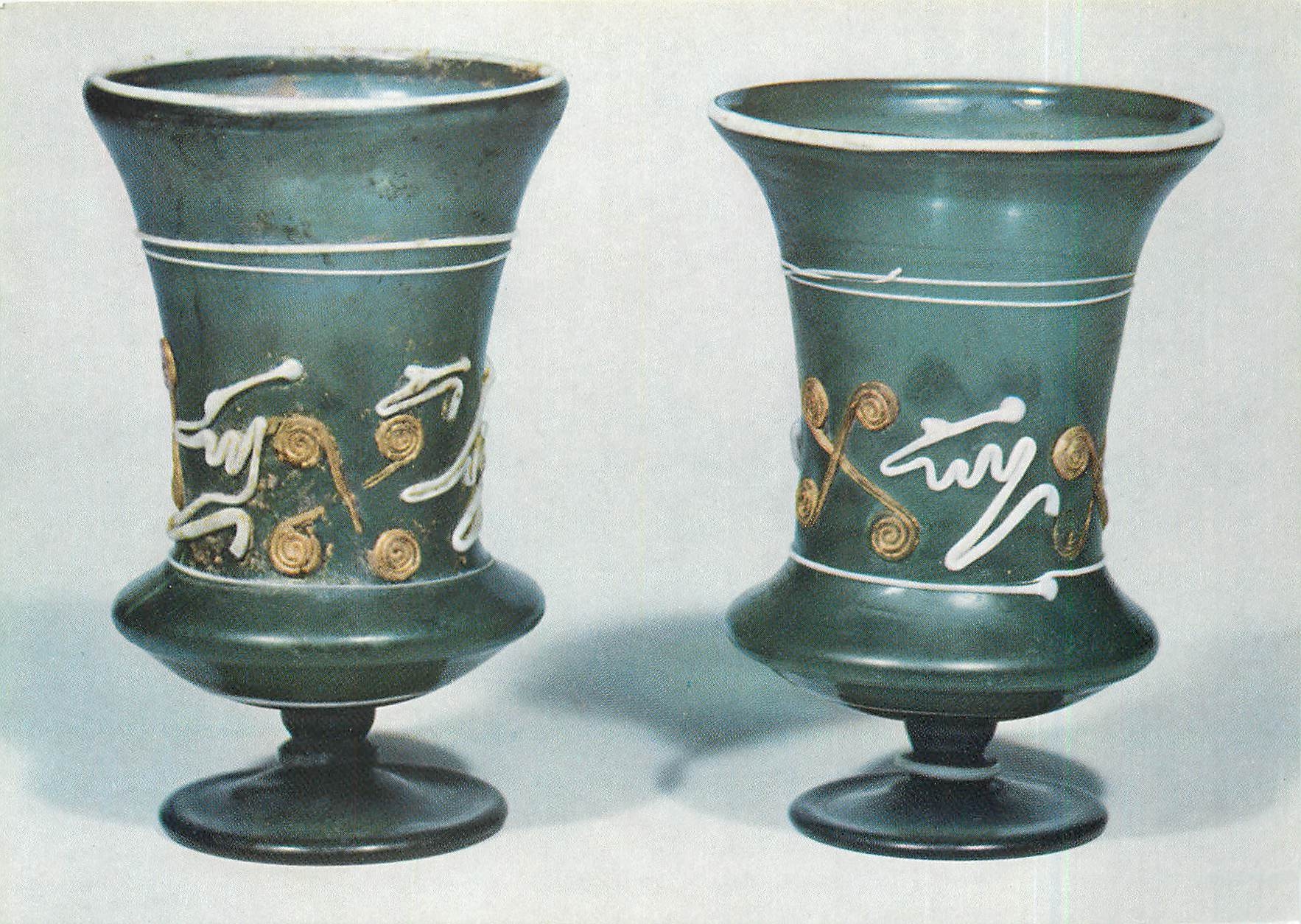 CPM Roemisch-Germanisches Museum Koeln Zwei Kelche mit goldener und weisser Schlangenfaden-verzierun
