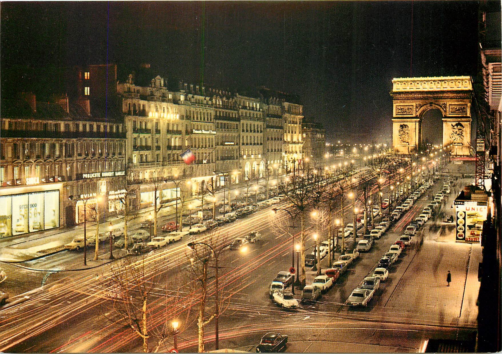 CPM Paris la nuit Les Champs-Elysees et l'Arc de Triomphe