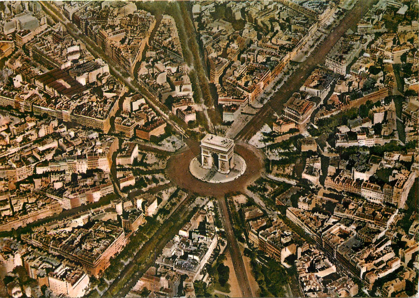 CPM Paris En avion au-dessus de la Place de l'Etoile. Au centre  l'Arc de Triomphe