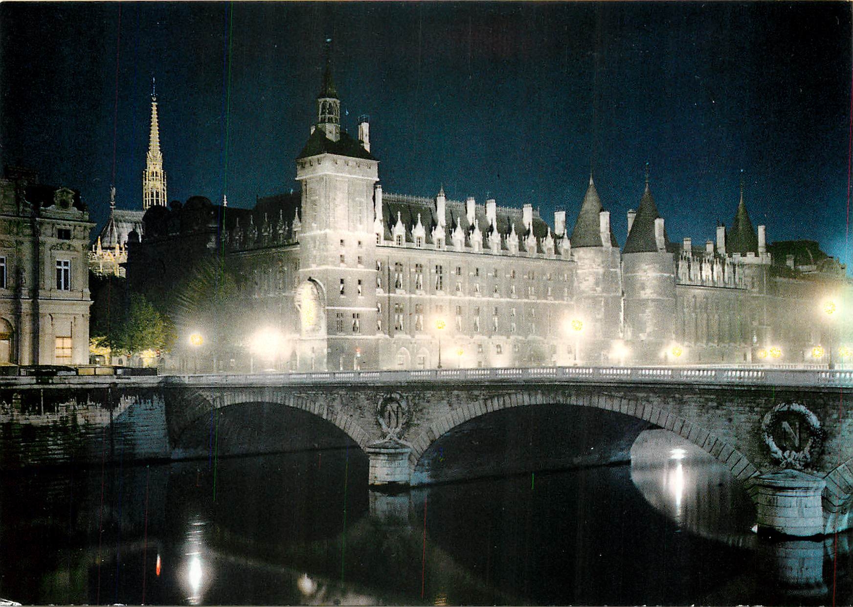CPM Paris la nuit La Conciergerie et la fleche de la Sainte-Chapelle