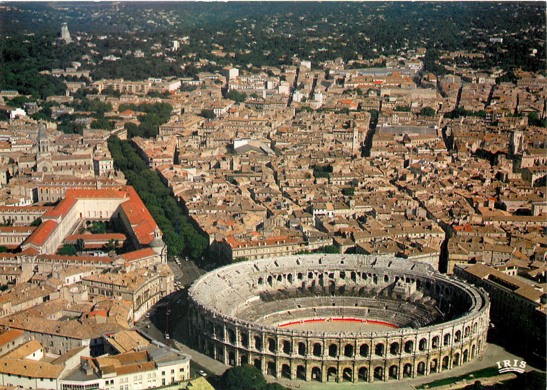 Nîmes — Vue aérienne des Arènes (1er s. av. J.-C.) — IRIS