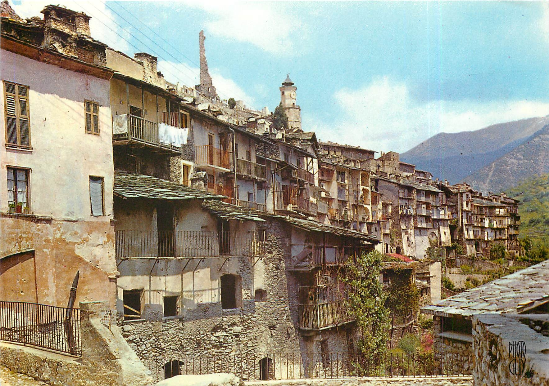 Tende - Alpes-Maritimes — Le vieux bourg dominé par les ruines du Château de Lascaris — Editions Photoguy
