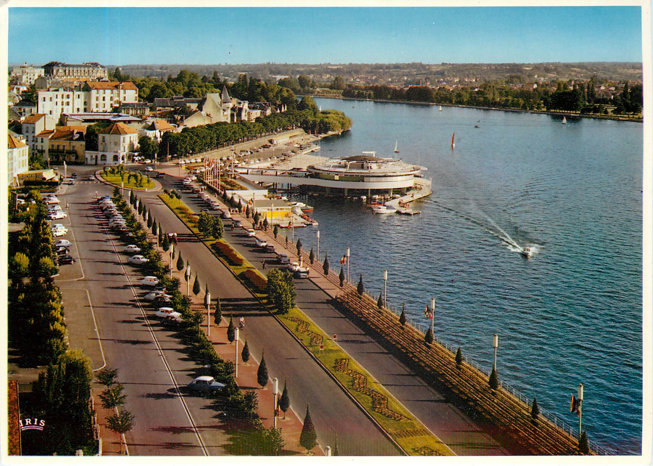 CPM Vichy Le Plan d'eau et la Rotonde