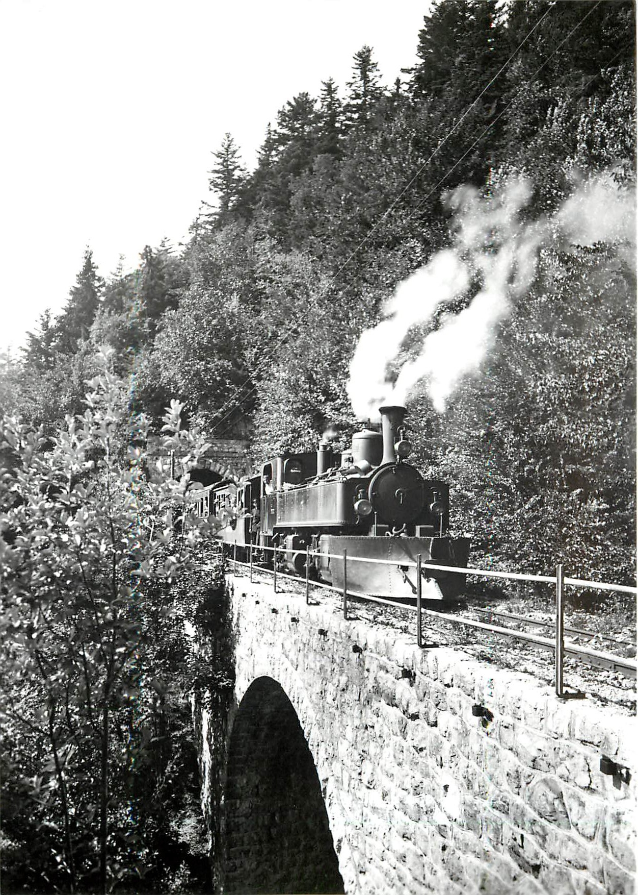 CPM Train pour Sainte-Croix sur le pont du Chocable vers 1923