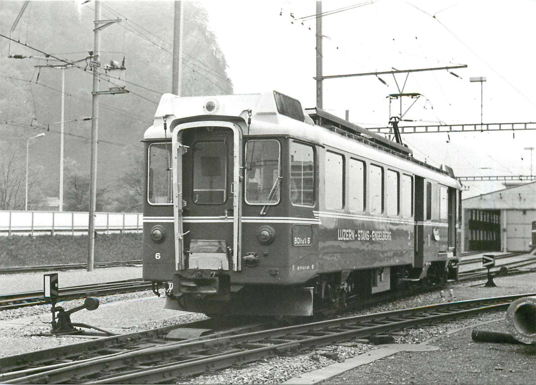 CPM Vue inhabituelle de la BDhe 4/4 6 au nouveau depot de Stansstad 05.05.1975